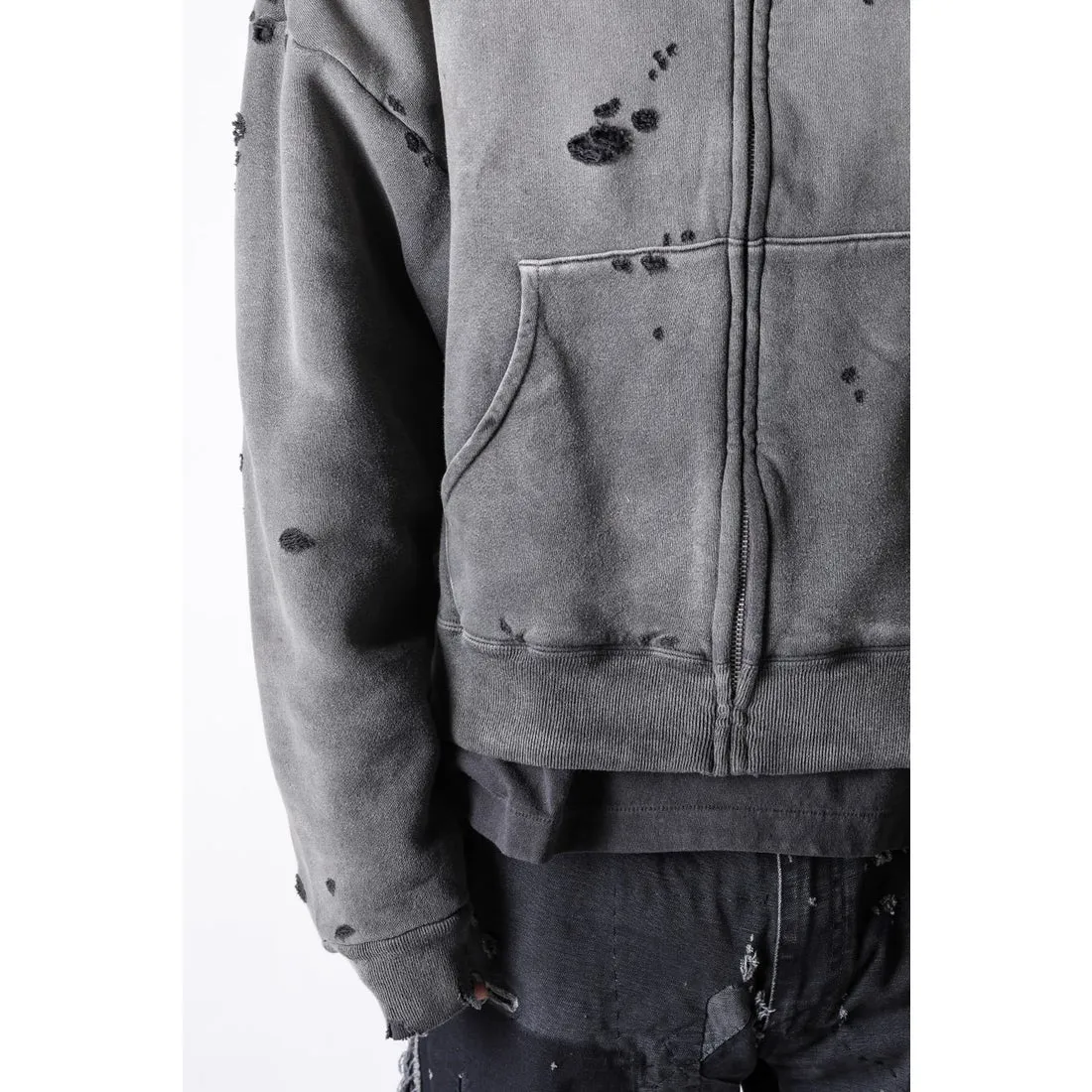 SAINT Mxxxxxx DBL FACE ZIP UP HOODIE/CHARCOAL Double-layer destroyed waffle zipper jacket, washed black S-XL, a style that has been used in the summer. After continuous fine polishing, it has finally been shipped. The finished product is simply a work of art. Super heavy washing to make the weather look old. Multiple water fades. Excessive manual wormhole damage processing. Deconstruction and reorganization embroidery technology. Custom-made zipper with LOGO. The color details of the zipper webbing are also correct. Original grade fruit main label and wash water label. Top purchasing grade. A layer of waffle fabric is added to the inner lining to make the overall texture stronger and increase the comfort and warmth of the wearer.